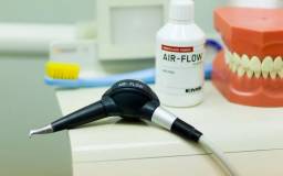 Очистка зубов методом AIR FLOW